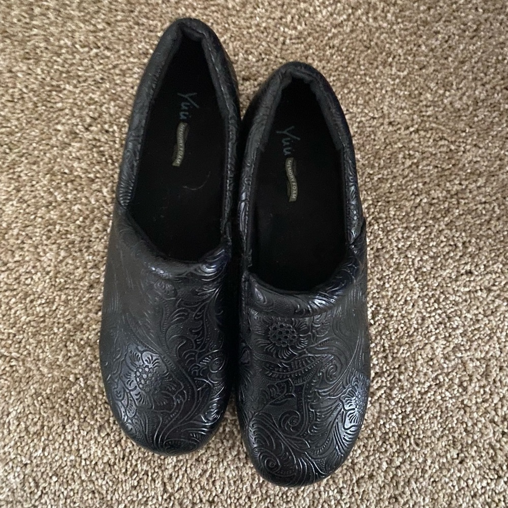 8.5 wide Yuu memory foam clogs. Brand new. - Picture 2 of 2